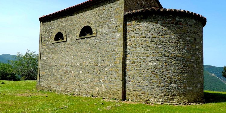 Kurbini, me mrekullitë natyrore që ofron laguna e Patogut dhe malet mbi lumin Mat, agroturizmi e prodhimet bio, një parajsë turistike, sa afër dhe larg Tiranës! (fotot e rralla)