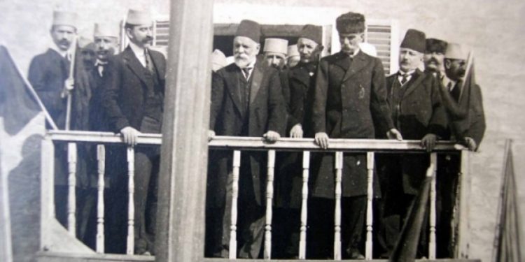 “Gjyshi im, shoqëroi Ismail Qemalin e firmosi pavarësinë, babai ish-deputet, riparonte falas në Ankona anijet shqiptare, kurse komunistët na burgosën familjarisht dhe…”/ Historia tragjike