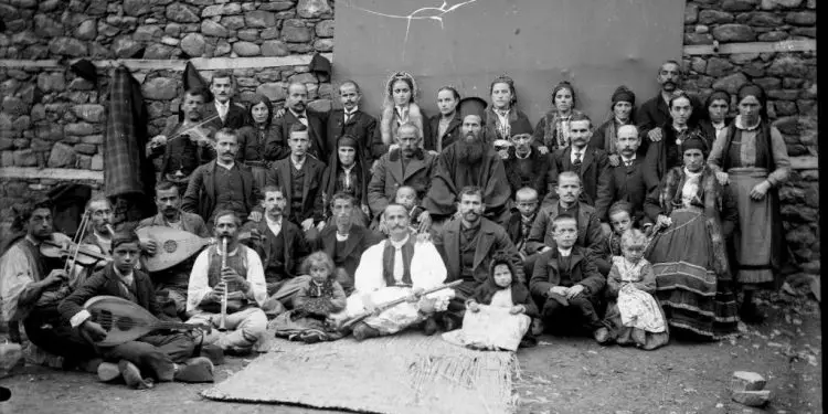 “Gjyshi im, më i pasuri i Kolonjës, ndihmoi Petro Ninin për shkollat shqipe dhe u falenderua nga Abdyl Frashëri, por komunistët na dogjën dhe…”/ Historia tragjike