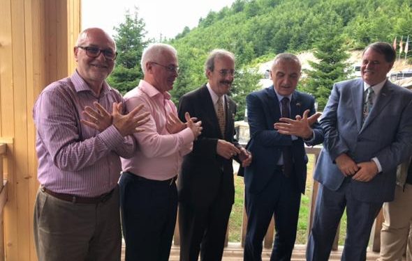 Një peng nderi për Kongresmenin Amerikan Eliot Engel