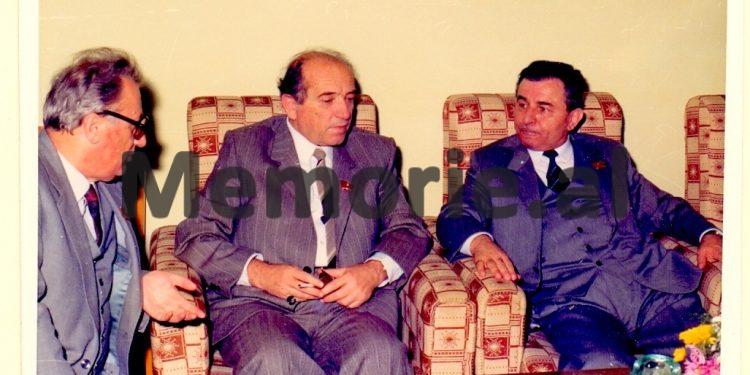 “Në Durrës ka agjentura të huaja, peshkatarët tanë shkëmbejnë plaçka me italianët në det dhe…”/ Raporti “sekret” për Ramiz Alinë