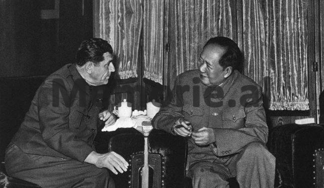 “Shoku Enver, t’ua bëjmë kinezëve siç i’a bëmë Hrushovit, që ta marrë vesh bota se me shqiptarët s’bëhet shaka, sepse…”/ Letra e Hysni Kapos në  korrik 1978