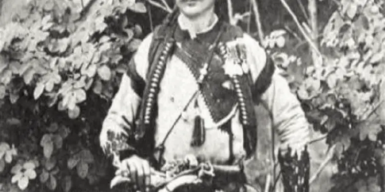 Historia e Bajraktarit të Hotit, që sfidoi 3 pushtete: UDB-në në Damask, burgjet e Austrisë dhe terrorin komunist: / Im atë, ish-oficer i Zogut…