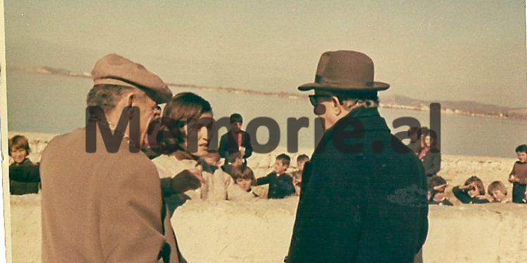 “21 korrik 1969, anija kozmike “Apollo-11” zbriti në hënë. Uljen e saj po e shikojmë në televizor, kthimin s’e pashë se fjeta, por fatkeqësi që…”/ Kur Enveri ndiqte live garën hapsinore