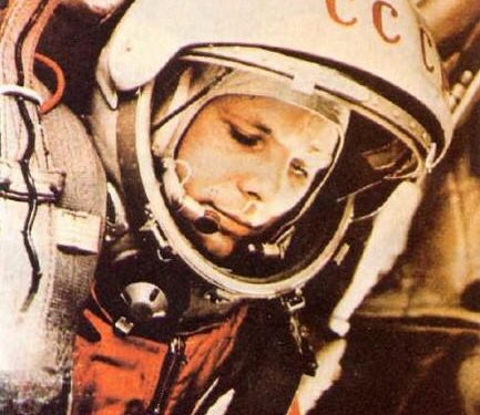 “21 korrik 1969, anija kozmike “Apollo-11” zbriti në hënë. Uljen e saj po e shikojmë në televizor, kthimin s’e pashë se fjeta, por fatkeqësi që…”/ Kur Enveri ndiqte live garën hapsinore
