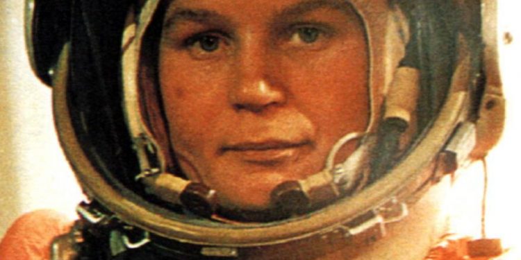 “21 korrik 1969, anija kozmike “Apollo-11” zbriti në hënë. Uljen e saj po e shikojmë në televizor, kthimin s’e pashë se fjeta, por fatkeqësi që…”/ Kur Enveri ndiqte live garën hapsinore