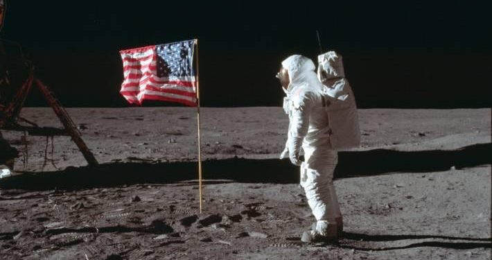 “21 korrik 1969, anija kozmike “Apollo-11” zbriti në hënë. Uljen e saj po e shikojmë në televizor, kthimin s’e pashë se fjeta, por fatkeqësi që…”/ Kur Enveri ndiqte live garën hapsinore