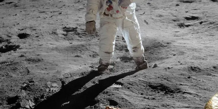 “21 korrik 1969, anija kozmike “Apollo-11” zbriti në hënë. Uljen e saj po e shikojmë në televizor, kthimin s’e pashë se fjeta, por fatkeqësi që…”/ Kur Enveri ndiqte live garën hapsinore