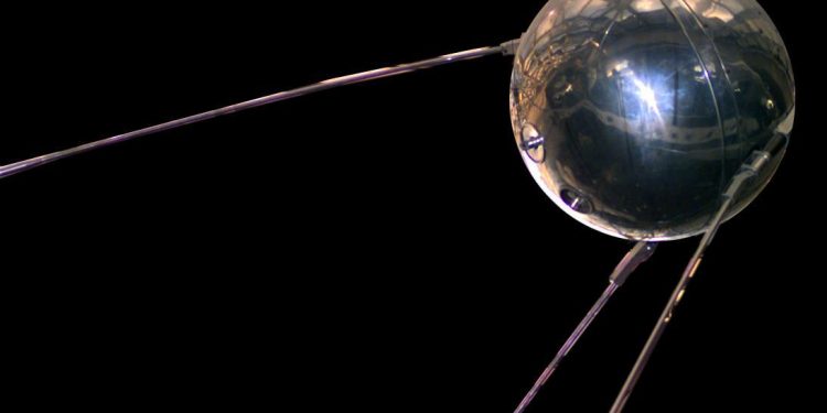 “21 korrik 1969, anija kozmike “Apollo-11” zbriti në hënë. Uljen e saj po e shikojmë në televizor, kthimin s’e pashë se fjeta, por fatkeqësi që…”/ Kur Enveri ndiqte live garën hapsinore