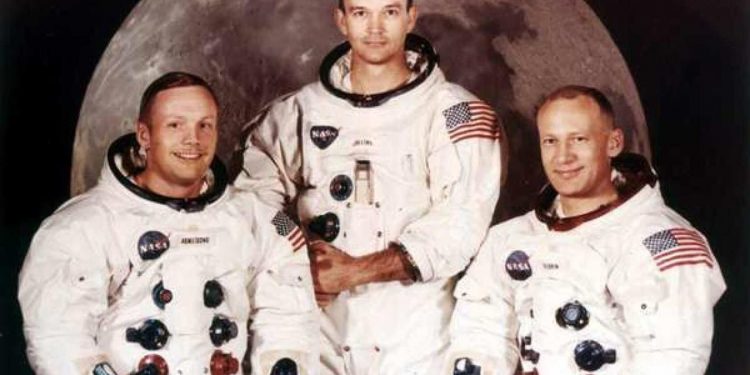 “21 korrik 1969, anija kozmike “Apollo-11” zbriti në hënë. Uljen e saj po e shikojmë në televizor, kthimin s’e pashë se fjeta, por fatkeqësi që…”/ Kur Enveri ndiqte live garën hapsinore
