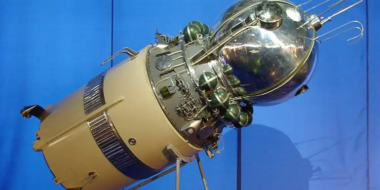 “21 korrik 1969, anija kozmike “Apollo-11” zbriti në hënë. Uljen e saj po e shikojmë në televizor, kthimin s’e pashë se fjeta, por fatkeqësi që…”/ Kur Enveri ndiqte live garën hapsinore