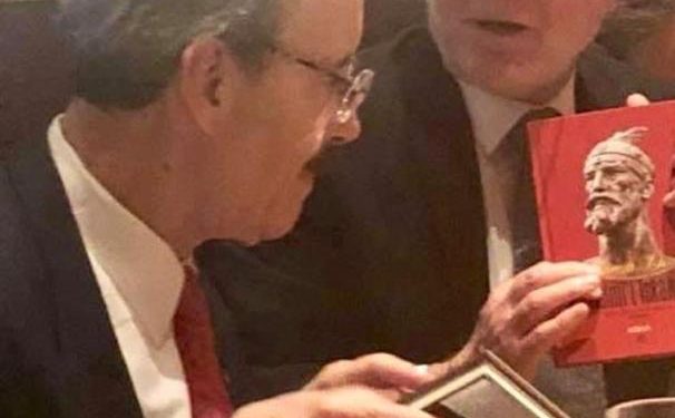 Një peng nderi për Kongresmenin Amerikan Eliot Engel