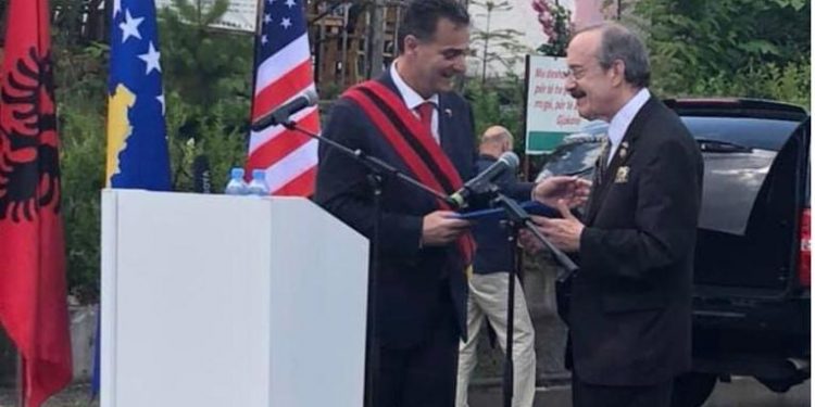 Një peng nderi për Kongresmenin Amerikan Eliot Engel