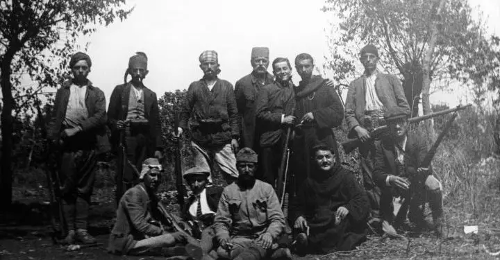 Historia e Bajraktarit të Hotit, që sfidoi 3 pushtete: UDB-në në Damask, burgjet e Austrisë dhe terrorin komunist: / Im atë, ish-oficer i Zogut…