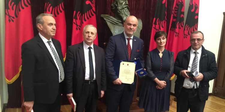 “Shqipëria Veriore nga Petrela në Jezercë-Një copë Europë Jugore e harruar”/ Albumi Dr. Graff, humanistes austriake e dekoruar nga Helmut Khol dhe Gorbaçov