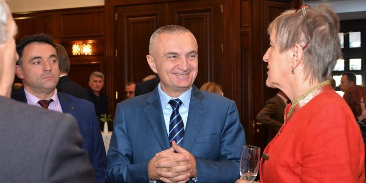 “Shqipëria Veriore nga Petrela në Jezercë-Një copë Europë Jugore e harruar”/ Albumi Dr. Graff, humanistes austriake e dekoruar nga Helmut Khol dhe Gorbaçov