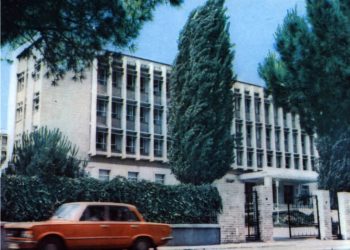 La Gazzetta del Mezzogiorno: “Kapiteni i “Dukati”-it u la i lirë nga gjykata e Brindisit, pasi në Durrës ai jetonte 17 vetë në dy dhoma…”/ Arratisja e bujshme në ’89-ën