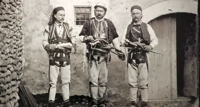 Historia e Bajraktarit të Hotit, që sfidoi 3 pushtete: UDB-në në Damask, burgjet e Austrisë dhe terrorin komunist: / Im atë, ish-oficer i Zogut…