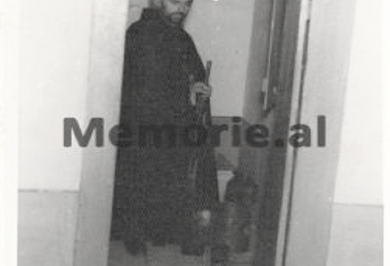 “Pjerin Kçira, ish-hetues i pushkatuem për shpërndarje traktesh kundra pushtetit, tha në gjyq: ‘armët në Kishë i ka fut Sigurimi…”/ Dëshmia e Padër Leon Kabashit