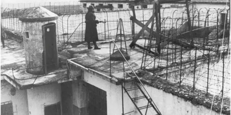 Denoncimi i Bedri Spahiut: “Në majin e ’59-ës, kur Tuku po takohej me familjen, korridori burgut oshëtiu nga britmat e….”/ Letra për komandantin e kampit në Elbasan