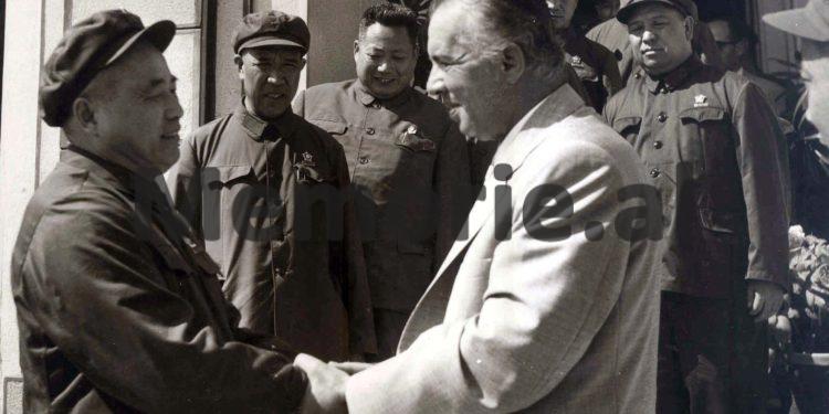 “Shoku Enver, t’ua bëjmë kinezëve siç i’a bëmë Hrushovit, që ta marrë vesh bota se me shqiptarët s’bëhet shaka, sepse…”/ Letra e Hysni Kapos në  korrik 1978