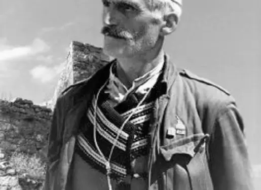 Historia e Bajraktarit të Hotit, që sfidoi 3 pushtete: UDB-në në Damask, burgjet e Austrisë dhe terrorin komunist: / Im atë, ish-oficer i Zogut…