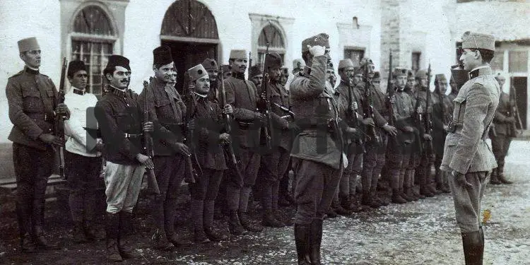 “Po ja…, edhe ne 10 korrikun po festojmë këtu në Brrakë…”/ Kur gjeneral Spiro Moisiu refuzoi Enverin dhe s’shkoi në ‘Pallatin e Brigadave’