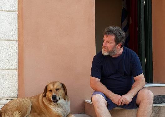 “Ben Bajo iku! Turp për këtë vend që melhemet i përdor për të shëruar dallkaukët…!”