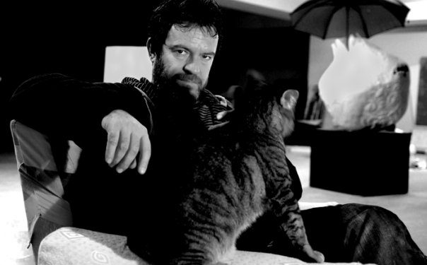 “Ben Bajo iku! Turp për këtë vend që melhemet i përdor për të shëruar dallkaukët…!”