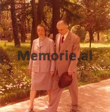 Letra për Ramizin: “Një element armik në Durrës, thotë se Enveri ka 4-5 vila, kurse ne inxhinierët s’kemi as biçikletë dhe…” Raporti “Tepër sekret” i Sigurimit, pas ngjarjeve në Çekosllovaki