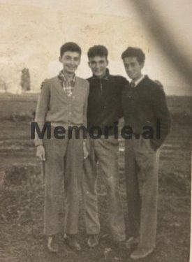 Evgjen Merlika, Lek Mirakaj dhe Tefik Çelo. Foto e bërë në ditët e para të vajtjes së tyre në internim në fshatrat e Myzeqesë, fillimi i viteve ’50