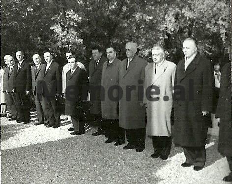 “Ja pse Enveri nuk e arrestoi babanë në plenum si të tjerët, por në Selenicë, ku Forcat Speciale…”/ Dëshmia e djalit të ish-ministrit të Mbrojtjes