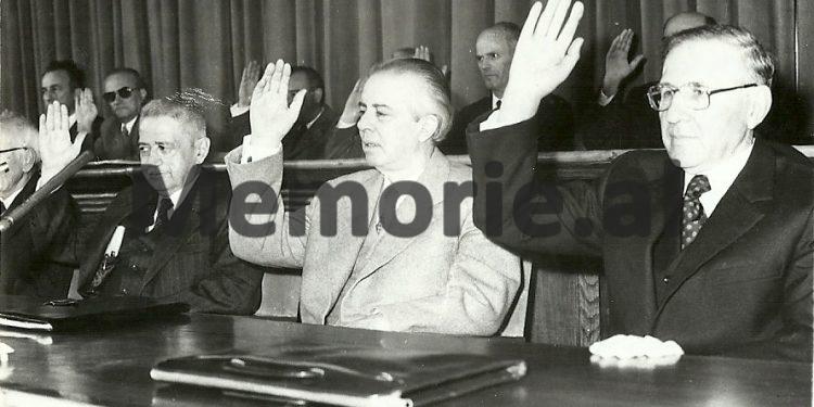 “Ja pse Enveri nuk e arrestoi babanë në plenum si të tjerët, por në Selenicë, ku Forcat Speciale…”/ Dëshmia e djalit të ish-ministrit të Mbrojtjes