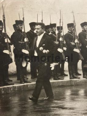 Kryeministri Mehdi bej Frashëri në vitin 1936 duke shkuar në parlament në mes kordonit të truprojes së nderit.