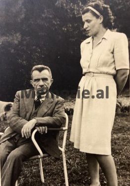 Mehdi bej Frashëri me të bijën, Shehriarin. Foto e bërë në mesin e viteve ’30, në Selanik të Greqisë