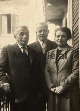 Mehdi bej Frashëri me të birin Rakipin dhe të bijën, Shehriarin. Foto e bërë në fillimin ne viteve ’40 në Itali.