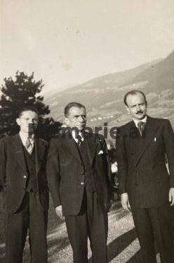 Mehdi bej Frashëri me të birin Rakipin (në të djathtë të tij) dhe dhëndrrin e tij, Remzi Çelo. Foto e bërë në Selanik, në mesin e viteve ’30