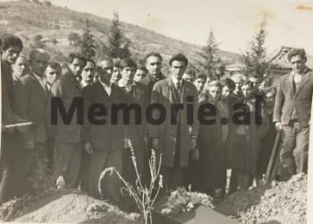 Naim Staravecka, Halil Zenuni, Moisi Mirakaj, Genc Pervizi, Gazmir Kaloshi, Lek Previzi, Lek Mirakaj dhe Tomorr Dosti (anash në të djathtë të fotos me lopatë në dorë), gjatë ceremonisë së varrimit të një bashkëvua