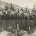 Naim Staravecka, Halil Zenuni, Moisi Mirakaj, Genc Pervizi, Gazmir Kaloshi, Lek Previzi, Lek Mirakaj dhe Tomorr Dosti (anash në të djathtë të fotos me lopatë në dorë), gjatë ceremonisë së varrimit të një bashkëvua