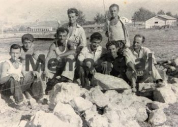 Një grup të internuarish gjatë kohës që punonin në ndërtim