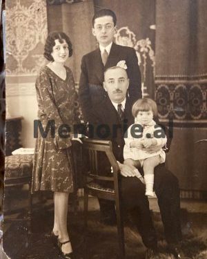 Shehriar Frashëri (Çelo), (e bija e Mehdi bej Frashërit), me bashkëshortin, Remzi Tefik Çelo dhe vjehrrin e saj, Tefik Çelo, (ulur), që mban në dorë Mimika Çelo, të bijën e djalit të tij, Remziut. Foto e bërë në vilën e tyre në Selanik në fillimin e viteve ’30, ku familja Tefik Çelo, konsiderohej një nga dhjetë familjet shqiptare më të pasura të Greqisë.