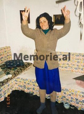 Vexhije Çelo, bashkëshortja e Tefik Çelos, me 22 mars 1992, ditën e fitores së Partisë Demokratike, në Gradishtë