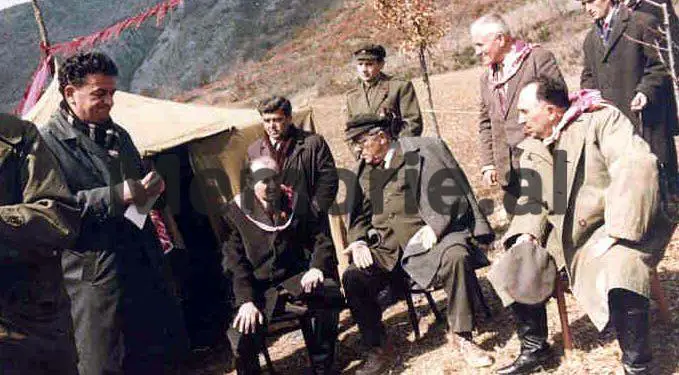 “Ju tregoj raportet që babai kishte me Enverin, Hysniun, Mehmetin, përse e eliminuan dhe kush e sulmoi…”/ Dëshmia e rrallë e djalit të ish-ministrit Beqir Balluku