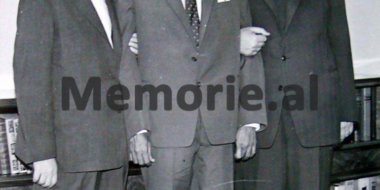 Letra për Ramizin: “Një element armik në Durrës, thotë se Enveri ka 4-5 vila, kurse ne inxhinierët s’kemi as biçikletë dhe…” Raporti “Tepër sekret” i Sigurimit, pas ngjarjeve në Çekosllovaki