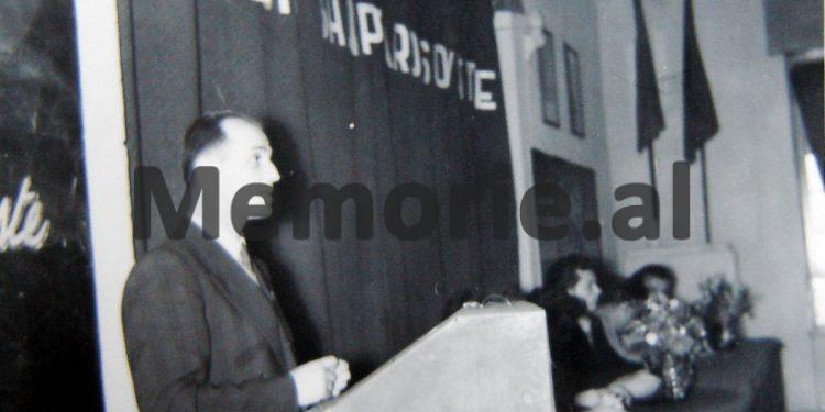 Letra për Ramizin: “Një element armik në Durrës, thotë se Enveri ka 4-5 vila, kurse ne inxhinierët s’kemi as biçikletë dhe…” Raporti “Tepër sekret” i Sigurimit, pas ngjarjeve në Çekosllovaki