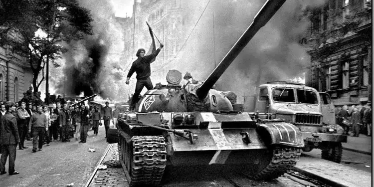 Ditari sekret i Enverit: “Sot revizionistët sovjetik, invaduan ushtarakisht Çekosllavaki dhe…”/ Ç’farë shkruante udhëheqësi komunist më 21 gusht 1968?