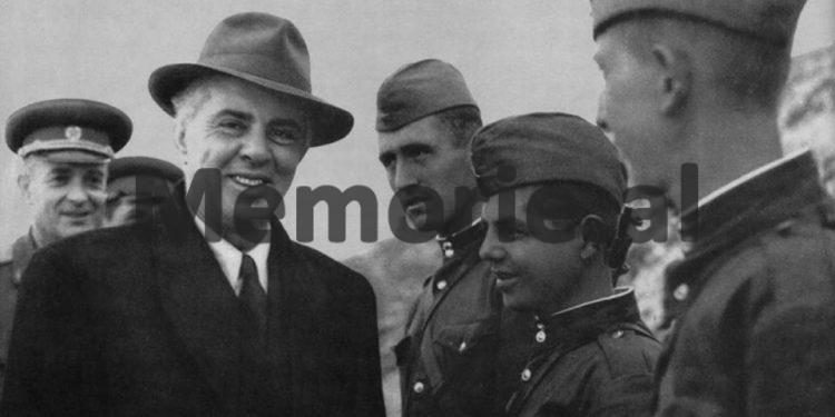 “Vdekjen nuk e kam frikë, se qentë si unë këtë përfundim meritojnë, por kur dëgjova sot ulërimat e fëmijëve të mi, që…”/ Letra e Petrit Dumes për Mehmetin