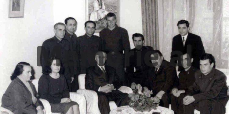 “Vdekjen nuk e kam frikë, se qentë si unë këtë përfundim meritojnë, por kur dëgjova sot ulërimat e fëmijëve të mi, që…”/ Letra e Petrit Dumes për Mehmetin