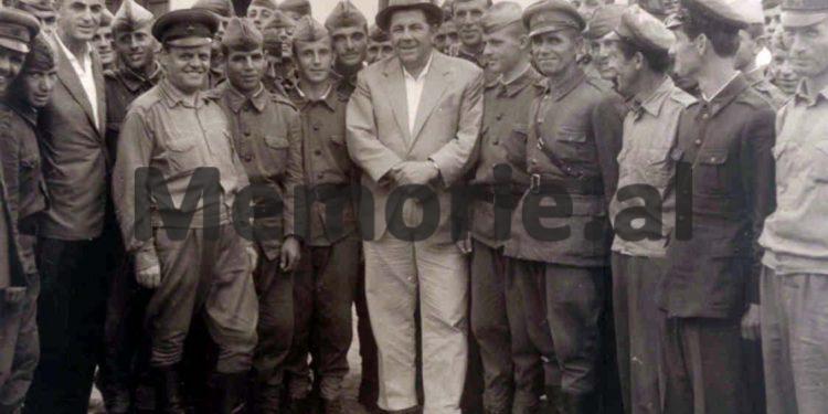 “Vdekjen nuk e kam frikë, se qentë si unë këtë përfundim meritojnë, por kur dëgjova sot ulërimat e fëmijëve të mi, që…”/ Letra e Petrit Dumes për Mehmetin