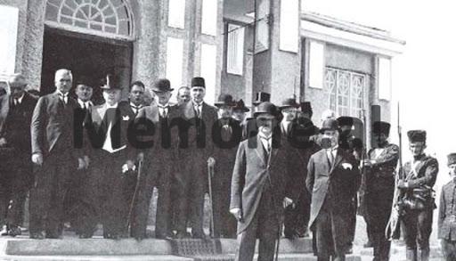 1 shtator 1928, kur u ndërrua forma e regjimit, nga Republikë në Monarki, dhe Ahmet Zogu u shpall Mbret i Shqiptarëve…\ Historia e panjohur dhe deklarata e Zogut në “THE ILY EXPRESS”